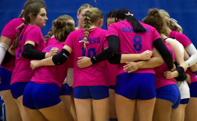 Lc volleyball players huddle